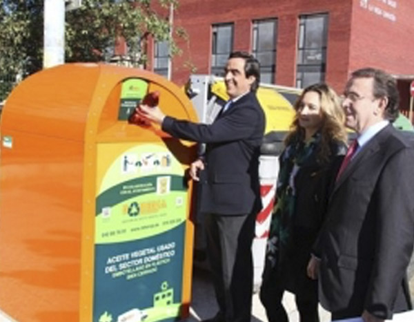 Instalados Tres Contenedores Para El Depósito De Aceite Vegetal Usado En Torrelavega